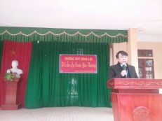 Thầy Nguyễn Hồng Sơn - Bí thư Đảng ủy, Hiệu trưởng nhà trường phát biểu