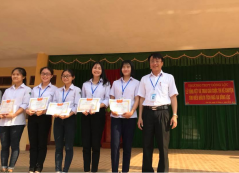 Thầy Nguyễn Hồng Sơn - Bí thư Đảng ủy, Hiệu trưởng nhà trường tặng thưởng cho các em học sinh đạt giải